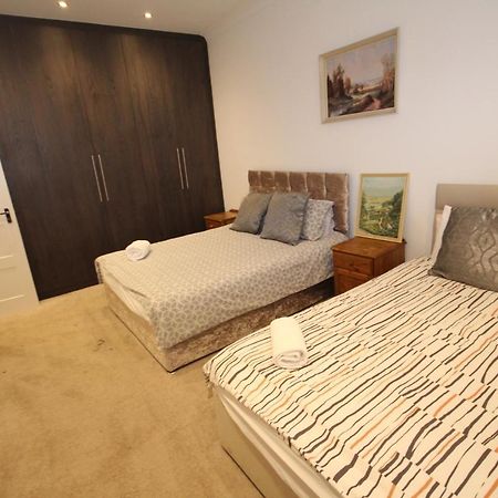 Great West Road Apartments Flat C London Exteriör bild